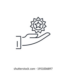 Mano y medalla. Recompensa. Icono lineal vectorial aislado en fondo blanco.