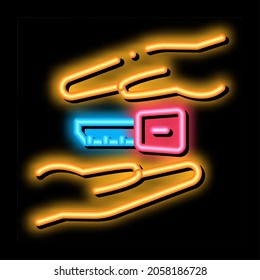 entregar las llaves del coche neon light sign vector. Icono brillante que da la mano sobre el signo de las llaves del auto. ilustración de símbolo transparente