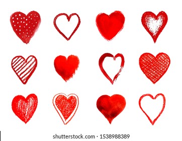 Conjunto de formas del corazón del vector pintado a mano.  Corazones rojos aislados de fondo blanco.
