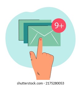 Mano de la persona tocando la carta con notificación. Sobres como símbolo de la ilustración vectorial plana de correo electrónico. Comunicación, concepto de red social para banner, diseño de sitio web o página web de aterrizaje