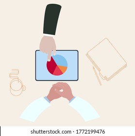 Con gráficos apuntando a mano en la pantalla del tableta. Médico en la mesa con taza y portátil