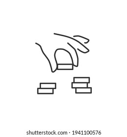 Mano coloca una moneda en un icono de línea vectorial relacionado con la pila de monedas. Signo aislado en el fondo blanco. Archivo EPS de trazo editable. Ilustración vectorial.