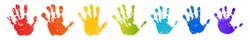 Stampa Arcobaleno A Mano Isolata Su Sfondo Bianco. Impronta A Colori Per Bambini. Stampe Creative Di Mani Di Vernice. Design Per La Felice Infanzia. Timbro Artistico Dei Bambini, Dita Umane Luminose E Palmo Illustrazione Vettoriale