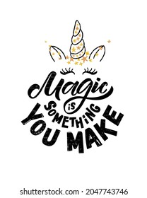 La magia esbozada a mano es algo que uno hace ilustraciones vectoriales con citas de tipografía con letras. Concepto de citas mágicas motivacionales para la impresión de camisetas para niños. Logotipo mágico, insignia, icono. Logo de Unicornio