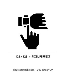 Hand mit Smart Watch Pixel Perfect Black Glyph Icon. Digitale Armbanduhr mit nützlichen Geräten. Persönliches Gerät. Silhouetten-Symbol auf weißem Raum. Volles Piktogramm. Vektorgrafik