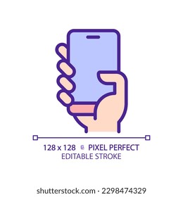 Mano con píxel de smartphone perfecto icono de color RGB. Persona sosteniendo el teléfono móvil. Dispositivo móvil de comunicación. Ilustración vectorial aislada. Dibujo de línea simple relleno. Trazo editable