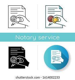 Mano con icono de sello.Certificado. Documento anotado. Apostilla y legalización. Licencia. Contrato. Acuerdo jurídico. Servicios notariales. Estilos de color lineal negro y RGB. Ilustraciones vectoriales aisladas
