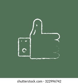 Mano con pulgar hacia arriba dibujada a mano en tiza sobre un icono blanco vector de pizarra aislado en un fondo verde.