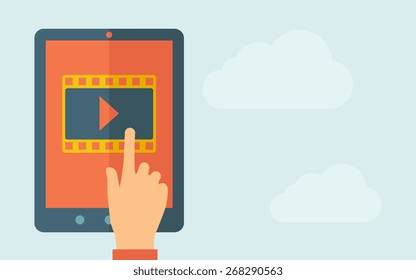 Una mano está tocando la pantalla de una tableta con un icono de película. Un estilo contemporáneo con una paleta pastel y un fondo azul claro en el cielo. Ilustración de diseño plana vectorial. Diseño horizontal con espacio de texto