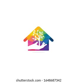 Diseño del logo de la casa y del árbol de mano. Logotipo de atención domiciliaria natural.