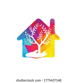 Diseño del logo de la casa y el árbol de mano. Logo de Natural Home Care.
