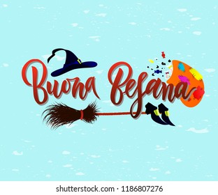 Letrero escrito a mano Buona Befana significa Feliz Epifanía sobre fondo azul con escoba, bolsa con regalos, sombrero, zapatos de bruja. Plantilla de tarjeta de felicitación, invitación, banner, impresión, póster