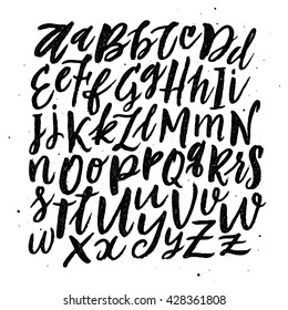 Alfabeto de caligrafía dibujada a mano con estilo de pincel. Secuencia de comandos manuscrita del vector. Cartas negras aisladas en fondo blanco para su diseño (sitios web, impresión, moda). 