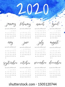 Plantilla de calendario manuscrito, 2020 año. Encabezado pintado de color agua con trazos de pincel, manchas, fondo azul salpicado. La semana empieza el domingo. Papel de hojas en blanco, concepto de encuadernador. Arte fluido.