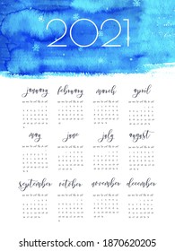 Handgeschriebene Tintenkalender-Vorlage, 2021 Jahr. Aquarellfarbene Textur mit Schneeflocken, Pinselstrichen, spritzer blauer Hintergrund. Die Woche fängt Sonntag an. Leeres Papier, Bindemittelkonzept. Flüssigkunst.