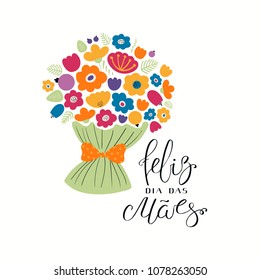 Hand written lettering quote Happy Mothers Day Happy Mothers Day in Portuguese, Feliz dia das maes, with a bouquet of flowers. Isolated on white. Vector illustration. Design concept Mothers Day card.