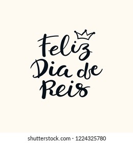 Hand written Portuguese calligraphic lettering quote Feliz Dia de Reis, Happy Kings Day. Isolated objects on white. Hand drawn vector illustration. Design concept, element for Epiphany card, banner.