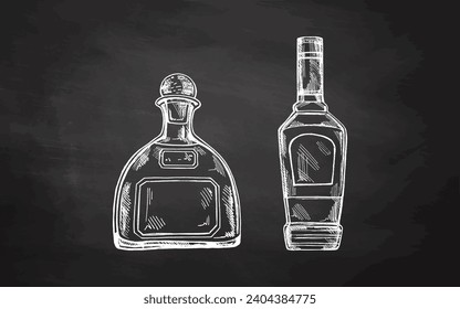 Botellas de tequila hechas a mano sobre fondo de pizarra. Elementos establecidos para el menú de barras. Ilustración de esbozo vectorial en estilo de grabado. México, América Latina.