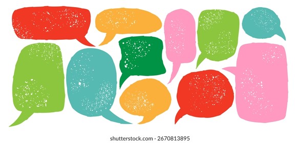 Conjunto de burbujas de discurso de tiza y crayón dibujadas a mano. Globos de conversación estilo sketch cómico con textura grunge. Marcos de comunicación Doodle aislados en blanco. Ilustración vectorial