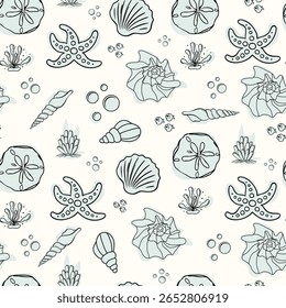 Padrão de conchas, estrelas-do-mar e algas marinhas desenhadas à mão em tons azuis em um fundo de creme. Perfeito para projetos costeiros, de praia ou com temática aquática e decoração doméstica