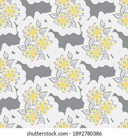 Patrones florales sin costura dibujados a mano. Las flores abstractas de color amarillo-gris dejan rizos. Diseño simple de vector floral repetible.