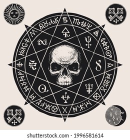 Handgezeichnete Illustration mit einem finsteren menschlichen Schädel in einem achteckigen Stern und esoterischen Symbolen im Retro-Stil. Vektorbanner oder Talisman in Form eines Kreises mit Hexhandzeichen und Zauberrunen