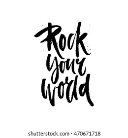 Letras desenhadas à mão de uma frase Rock Your World. Pôster exclusivo de tipografia ou design de vestuário. Design de camiseta motivacional. Arte vetorial isolada no fundo. Citação inspiradora.