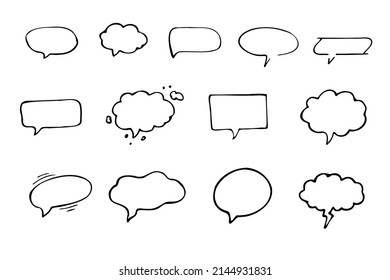 Mensajes de burbujas lineales dibujados a mano en estilo doodle. Mensaje de texto y diálogos. bordes de las nubes de mensajes. Aislados en los gráficos vectoriales de fondo blanco