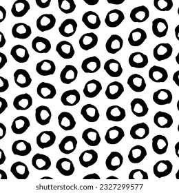 Un adorno dibujado a mano con círculos y tintas. El patrón presenta arreglos aleatorios de marcas circulares. Es perfecto como fondo para texto, ilustraciones, tarjetas, bocetos, pancartas, volantes, afiches