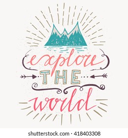 Cartel dibujado a mano con letras Explore el mundo y bosqueja montañas. Afiche de viaje motivacional. Etiqueta de viaje. Ilustración de viaje para impresión de camiseta o cartel con cita de letras a mano
