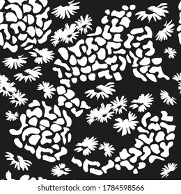 Patrón ininterrumpido dibujado a mano con impresión animal y flores. Resumen de mareas blancas y piel animal sobre fondo negro. Patrón vectorial para la impresión en tela, envoltura de regalo, cubiertas, papel pintado