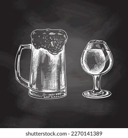 Esbozo hecho a mano de jarra de cerveza y vaso de cerveza aislado en el fondo de la pizarra, dibujo blanco. 	Ilustración grabada vectorial.