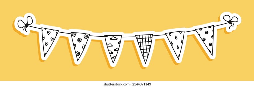 Pegatina dibujada a mano con diferentes Banderas en una cadena. Bandera de garland Doodle con corazones, nubes, gotas, a cuadros y puntos de polka. Bandera de amarre negra en blanco vectorial para el contorno aislado de vacaciones