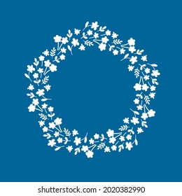 Corona de flores dibujada a mano con fondo azul. Una corona con flores blancas. Diseño de naipes, tejidos, papel pintado, ropa de cama, mangueras o prendas de vestir de género neutro.