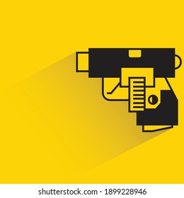 pistola con sombra de caída sobre fondo amarillo