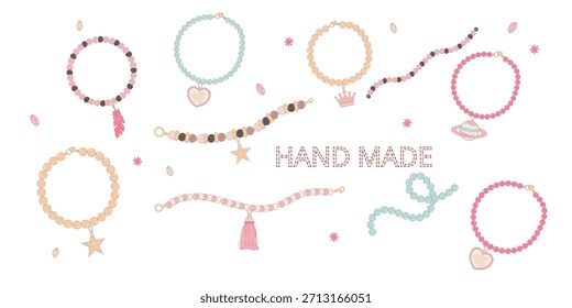 Pulseras y collares de cuentas hechas a mano con encantos y borlas sobre fondo blanco