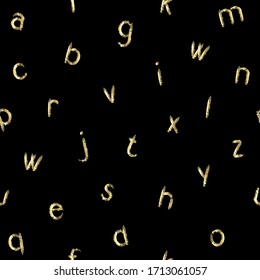 Diseño a mano sin fisuras con pequeñas letras escritas a mano en una pizarra con tiza y pastel dorado. Patrón interminable del alfabeto. Dibujado a mano en tiza dorada.