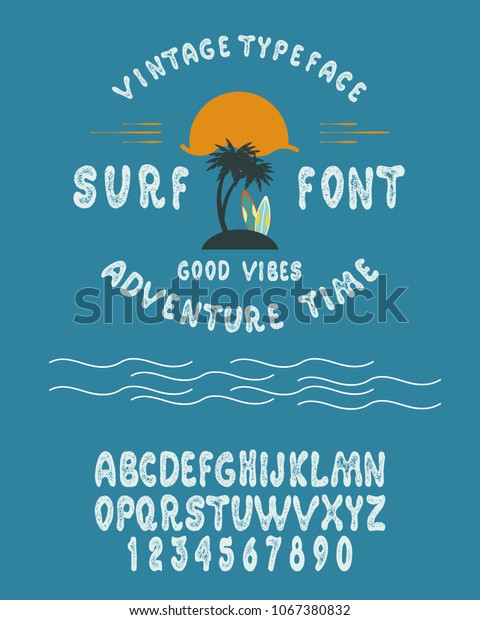 手書きの書体 Surf Font Surfing Summer Fontカスタム手書きのサーファーをアルファベットで表示します 元の文字と数字 シャツのロゴ印刷用のビンテージレトロな手描きのタイプ ベクターイラスト のベクター画像素材 ロイヤリティフリー