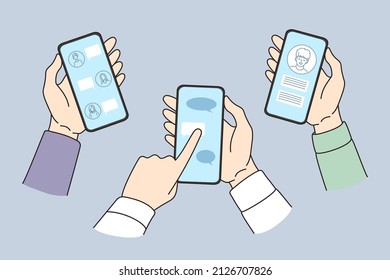 Manos de gente diversa sostienen conversaciones en línea con smartphones modernos en messenger. Los amigos se comunican en internet a través del teléfono celular, usan los medios sociales en gadget. Comunicación. Ilustración vectorial. 