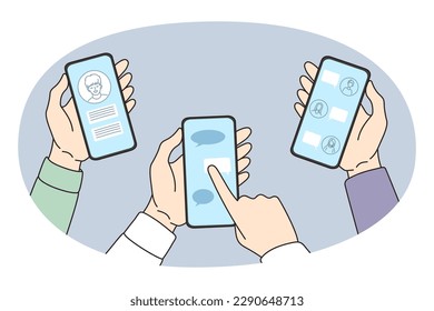 Manos de gente diversa sostienen conversaciones en línea con smartphones modernos en messenger. Los amigos se comunican en internet a través del teléfono celular, usan los medios sociales en gadget. Comunicación. Ilustración vectorial.