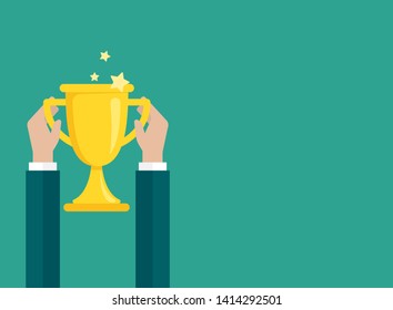 Manos con trofeo de oro, copa ganadora aislada en fondo azul horizontal. En primer lugar, tazón de premios. Símbolo de éxito, victoria, campeonato. Tomen, den, esperen, ganen premio. Ilustración plana vectorial. 