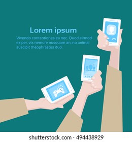 Ilustración de vectores planos de celulares móviles inteligentes con grupo de manos