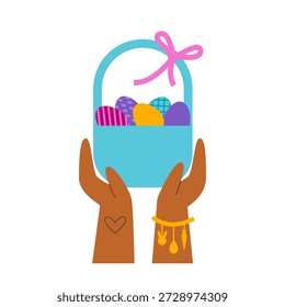 Mãos seguram uma cesta de páscoa para egghunt com ovos pintados. Celebração tradicional da primavera.