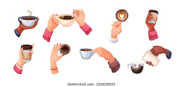 Manos sujetan la taza de café caliente set ilustración vectorial. Caricatura brazos aislados con plástico, papel o tazón de vidrio y cuchara, crema o leche vertida de la jarra al café matutino o de la leche, vista superior y lateral