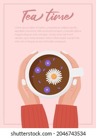 Manos sosteniendo una taza de té. plantilla de banner web