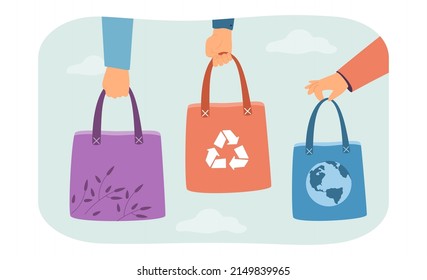 Manos sosteniendo bolsas de tela ecológica con señal de reciclaje y globo. La gente compra en un supermercado o almacena ilustraciones planas vectoriales. Concepto de estilo de vida verde para banner, diseño de sitios web o página web de aterrizaje