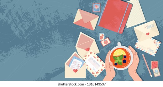 Hände, die heißen Tee mit Zitrone, Minze und Beeren halten. Briefumschläge, Briefmarken, Postkarten und Schreibwaren auf dem Tisch. Draufsicht. Vektorhintergrund auf horizontalem Hintergrund in Cartoons, flach mit Kopienraum.
