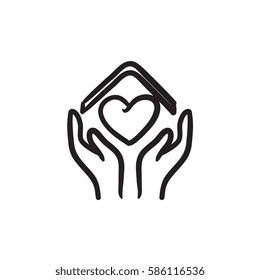 Manos sujetando casa con icono de esbozo del vector del corazón aislado en el fondo. Manos dibujadas a mano sujetando la casa con un icono cardíaco. Manos de espera con icono de boceto cardíaco para infografía, sitio web o aplicación.