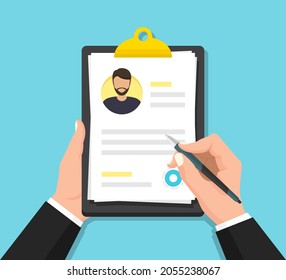 Manos sujetando al hombre reanudar el documento en el portapapeles en un diseño plano