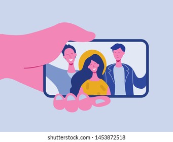 Mãos segurando celular com meninos e meninas felizes exibindo na tela. Amigos posando para selfie, grupo de pessoas alegres se fotografando. Ilustração de vetor de personagens de desenhos animados planos